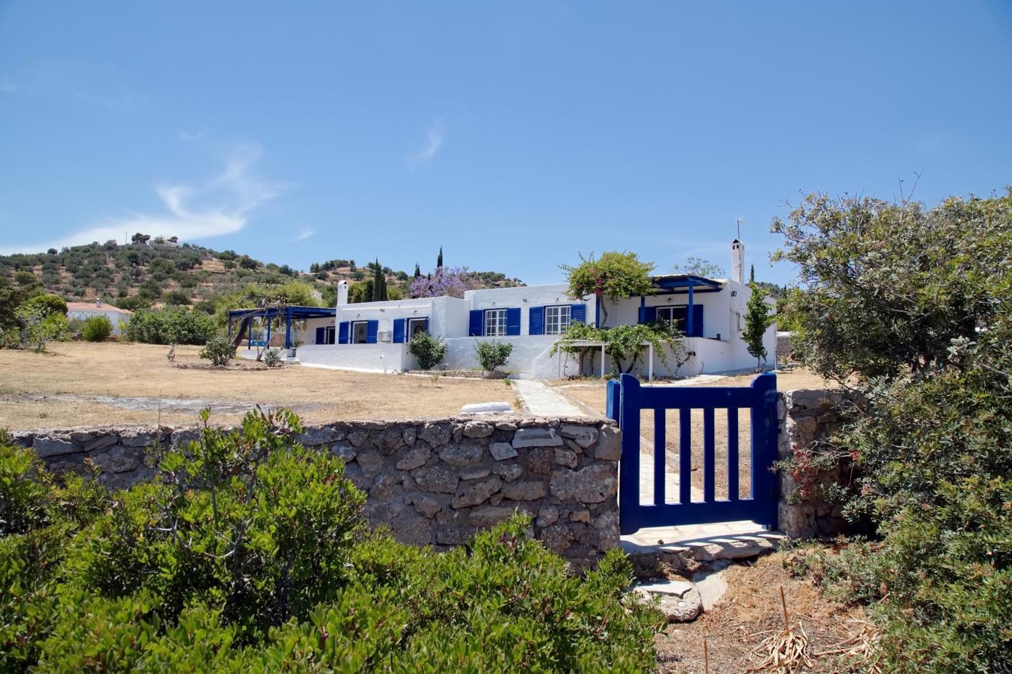 Aroura Homes 4Br Beachfront Villa Spétses Екстериор снимка