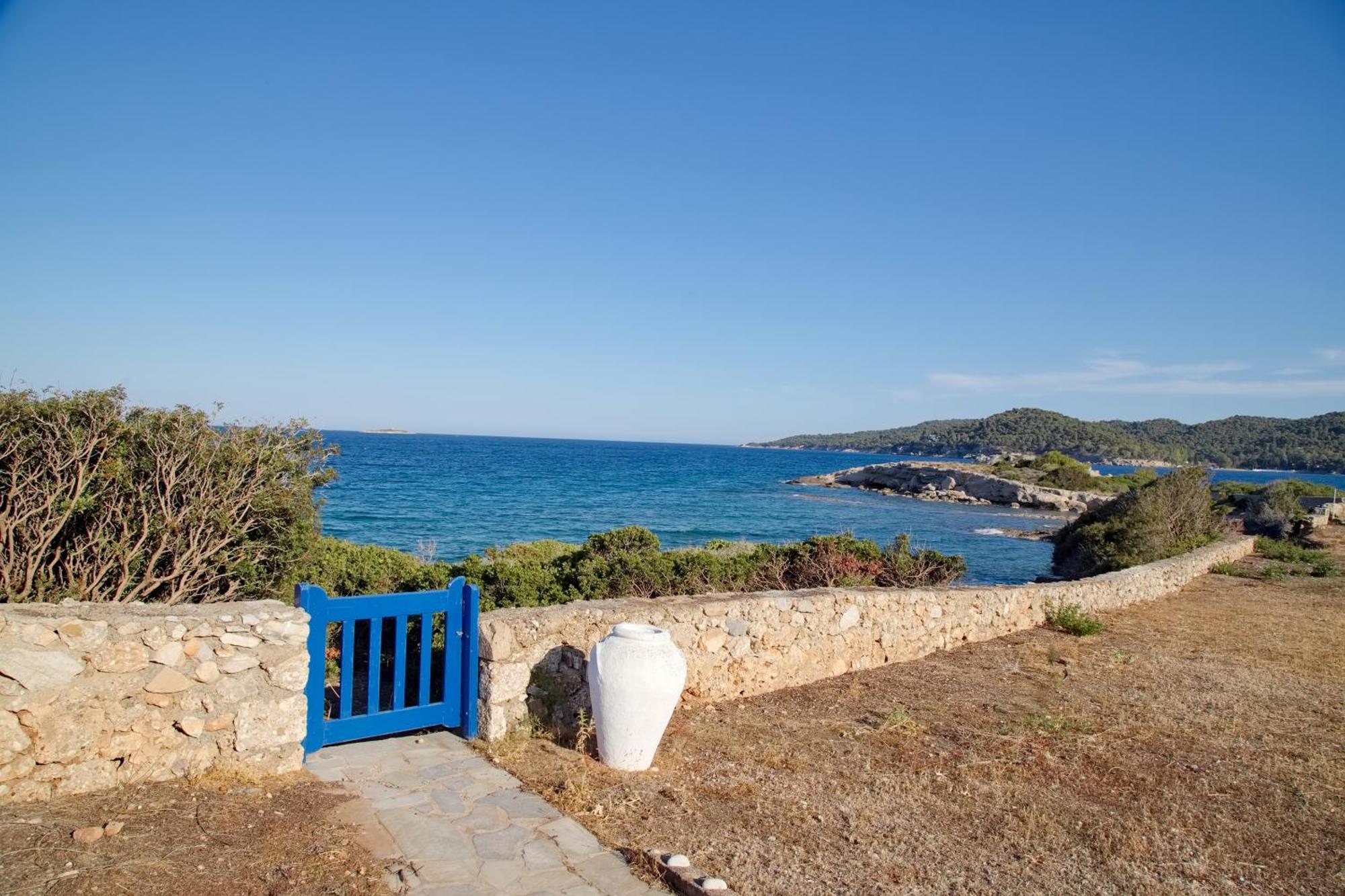 Aroura Homes 4Br Beachfront Villa Spétses Екстериор снимка