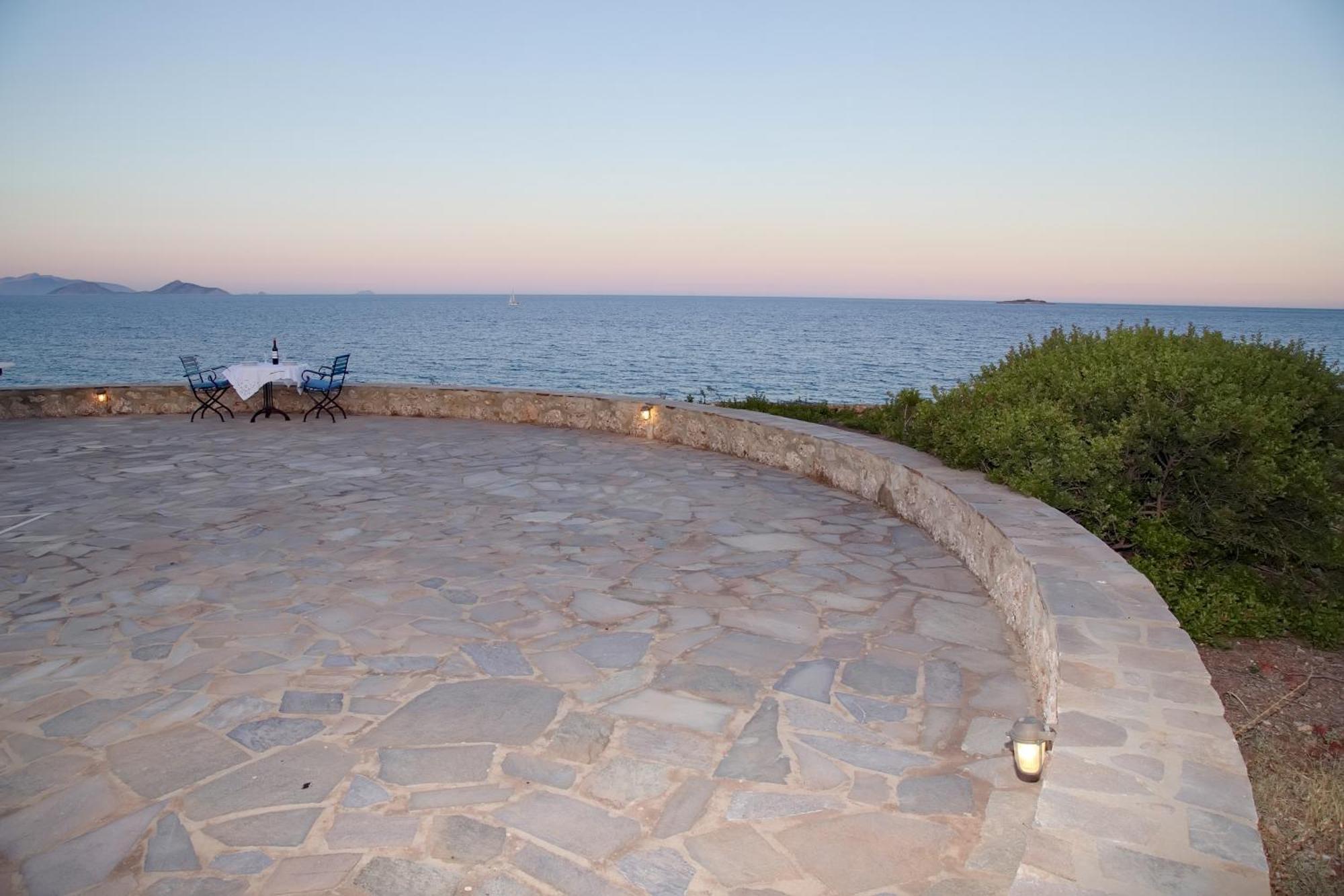 Aroura Homes 4Br Beachfront Villa Spétses Екстериор снимка