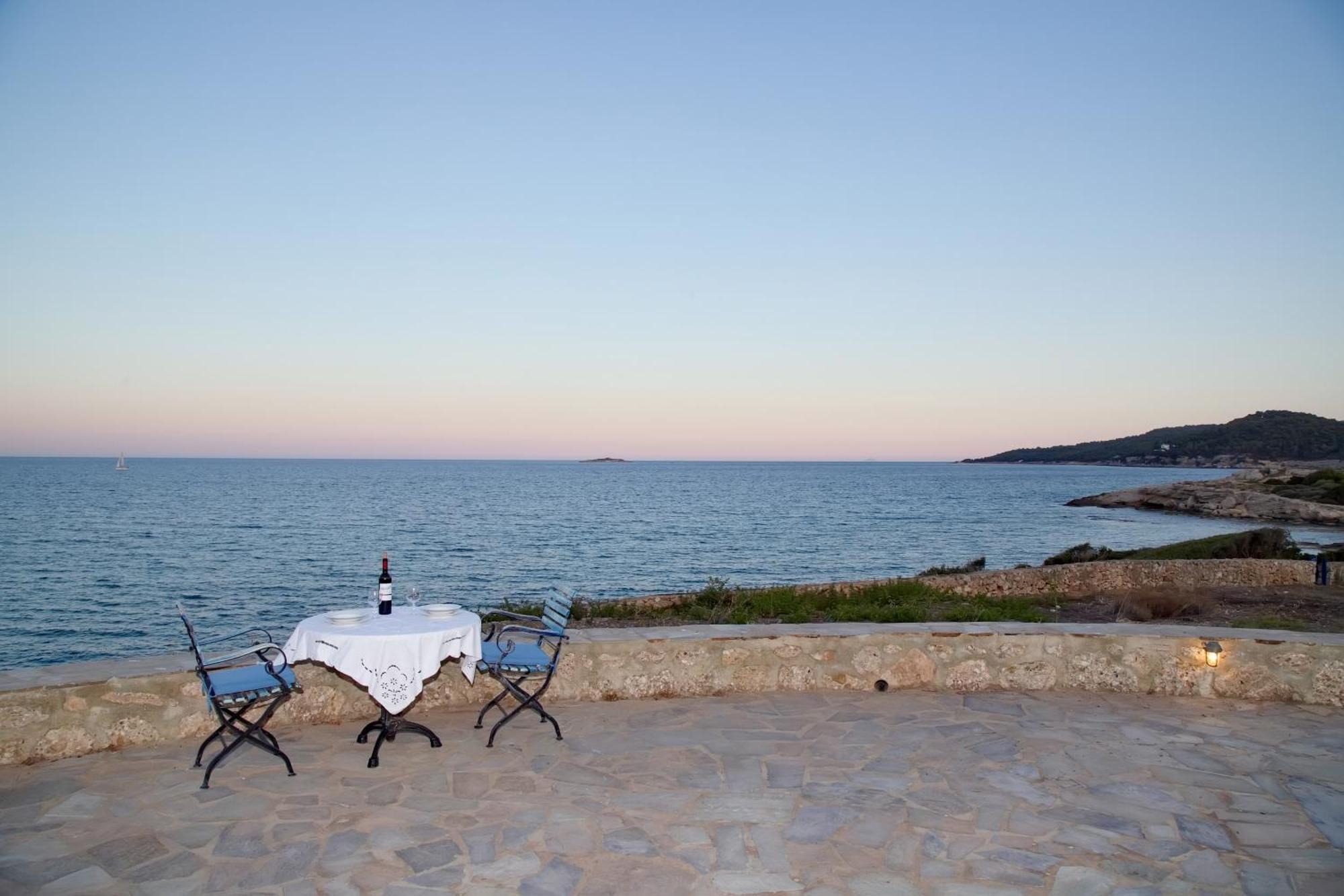 Aroura Homes 4Br Beachfront Villa Spétses Екстериор снимка