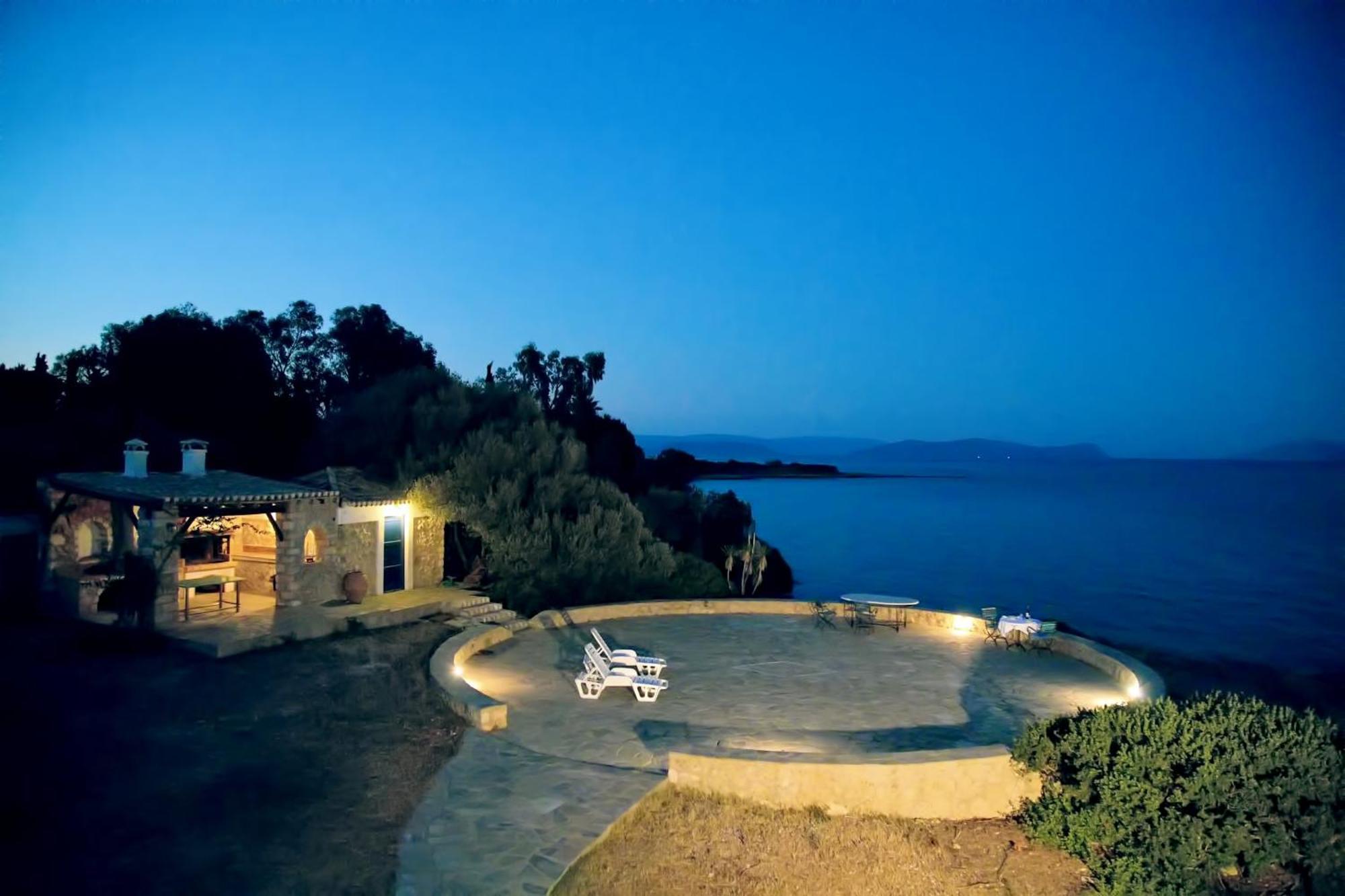 Aroura Homes 4Br Beachfront Villa Spétses Екстериор снимка